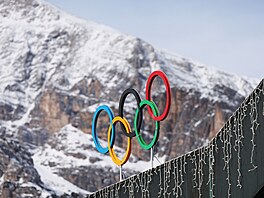 Olympijské kruhy v Cortin� rok p�ed startem her