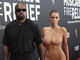 Kanye West a Bianca Censori na cenách Grammy v Los Angeles (2. února 2025)