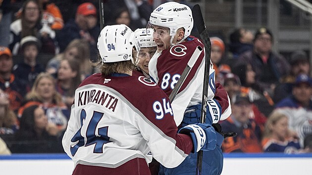 G�lov� radost hr��� Colorada. Slav� Joel Kiviranta, Martin Ne�as (vpravo) a Nathan MacKinnon.