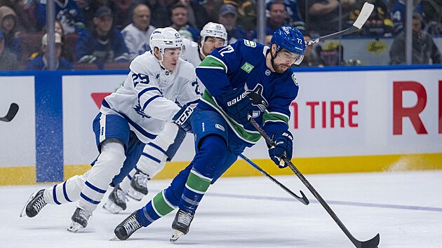 Pontus Holmberg z Toronta marn� nah�n� Filipa Chytila z Vancouveru.