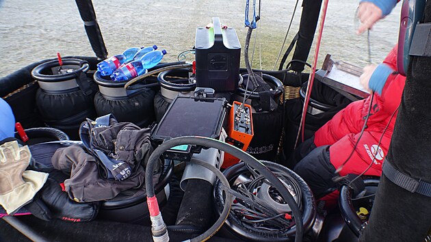 Pohled na v�bavu ko�e. V �erven�m obalu je vid�t r�dio a odpov�da� radaru. 