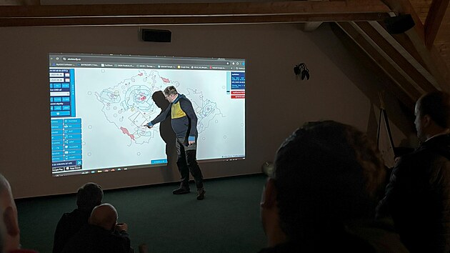 Rann� briefing p�ed startem z�vodu. Milo� Kov�� upozor�uje a letov� omezen�.