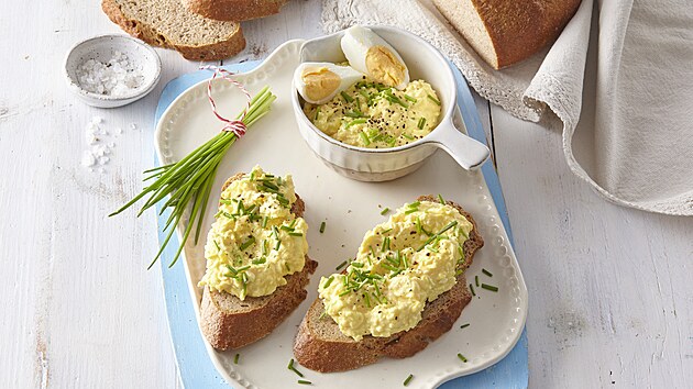 Vajená pomazánka s domácím chlebem