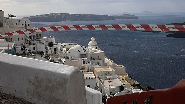 �eck� ostrov Santorini, kter� su�uje u� dva t�dny s�rie men��ch zem�t�esen�, od ned�le opustilo u� v�ce ne� 11 tis�c lid�. (5. �nora 2025)