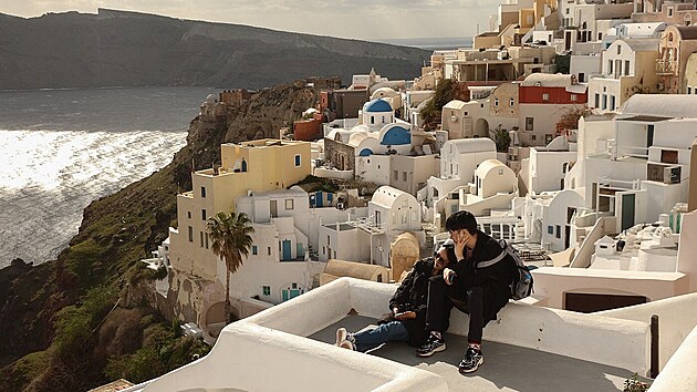 �eck� ostrov Santorini, kter� su�uje u� dva t�dny s�rie men��ch zem�t�esen�, od ned�le opustilo u� v�ce ne� 11 tis�c lid�. (5. �nora 2025)