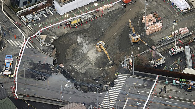 Japonci u tden vyprouj propadl nklak, rozkopali celou kiovatku. (3. nora 2025)