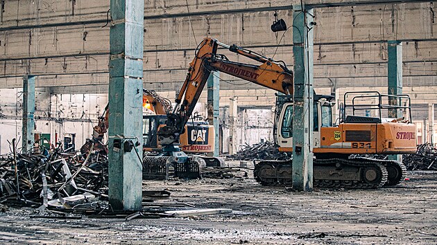 Posledn� v�robn� hala tov�rny Zetoru v Brn�, tzv. ozub�rna, se za�ala bourat. Do podzimu 2024 zde prob�hala v�roba a vlastn� v�voj p�evodovek a motor� pro traktory. (4. �nora 2025)