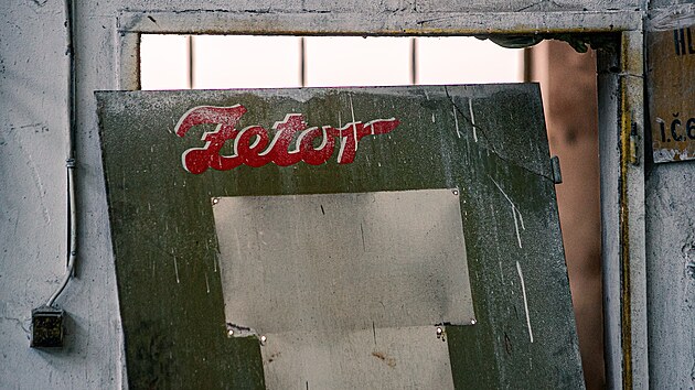 Posledn� v�robn� hala tov�rny Zetoru v Brn�, tzv. ozub�rna, se za�ala bourat. Do podzimu 2024 zde prob�hala v�roba a vlastn� v�voj p�evodovek a motor� pro traktory. (4. �nora 2025)