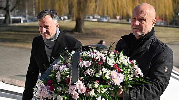 Bl�zc�, p��tel� a ve�ejnost se lou�� s b�valou sen�torkou Eli�kou Wagnerovou. Zprava p�edseda Nejvy���ho soudu Petr Angyalossy a jeho m�stop�edseda Petr �uk. (5. �nora 2025)