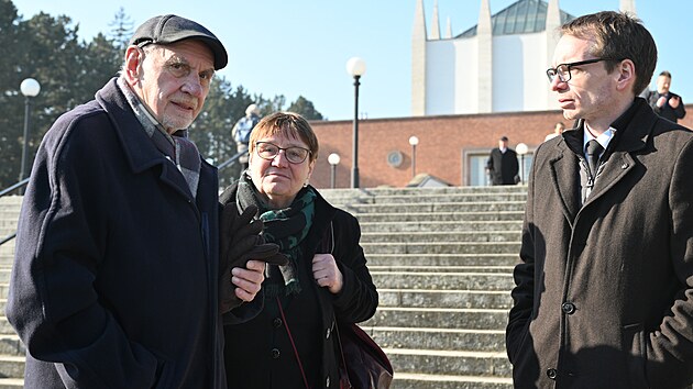 Bl�zc�, p��tel� a ve�ejnost se v Brn� rozlou�ili s b�valou sen�torkou Eli�kou Wagnerovou. Zleva b�val� p�edseda �stavn�ho soudu Pavel Rychetsk� a b�val� ve�ejn� ochr�nkyn� pr�v Anna �abatov�. (5. �nora 2025)