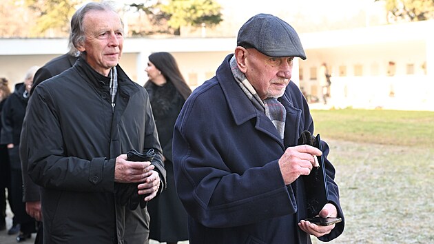 Bl�zc�, p��tel� a ve�ejnost se v Brn� rozlou�ili s b�valou sen�torkou Eli�kou Wagnerovou. Zleva �stavn� soudce Jan Svato� a b�val� p�edseda �stavn�ho soudu Pavel Rychetsk�. (5. �nora 2025)