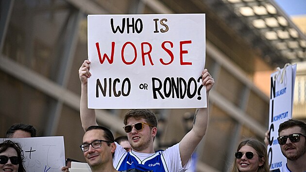 Fanou�ci Dallas Mavericks se se�li p�ed z�pasem s Houston Rockets, aby vyj�d�ili nesouhlas s po��n�n�m gener�ln�ho mana�era Nica Harrisona.