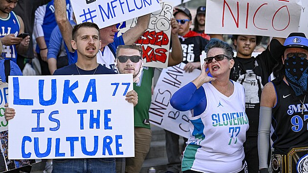 Rozzloben� fanou�ci Dallas Mavericks p�ed utk�n�m s Houston Rockets.