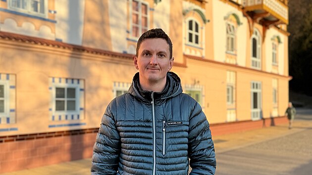 Celý život pracoval v gastronomii, léta byl číšníkem ve vyhlášené restauraci hotelu Alexandria v Lázních Luhačovice. Stejně tak ale Petr Gaman už od základní školy inklinoval k technice a počítačům. Když se tedy ve firmě objevil inzerát na IT technika, riskl to, přihlásil se a vyšlo to. 