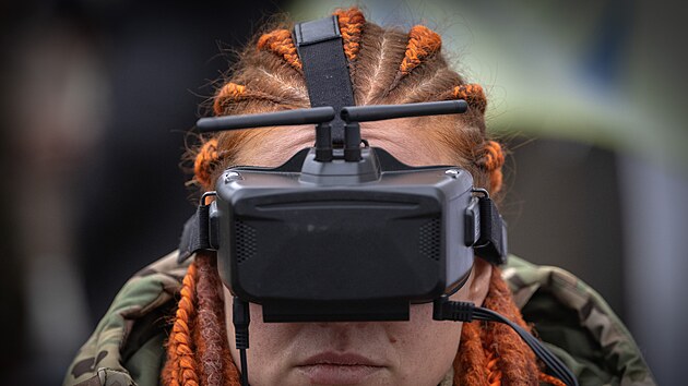 Opertorka vojenskho dronu ovld ukrajinsk FPV dron s optickm vlknem na vojenskm triti. (29. ledna 2025)