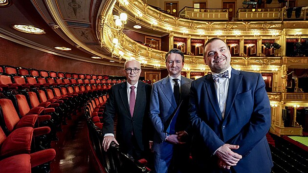 Martin Glaser (uprost�ed) bude �editelem N�rodn�ho divadla. Vpravo ministr kultury Martin Baxa (ODS). (3. �nora 2025)