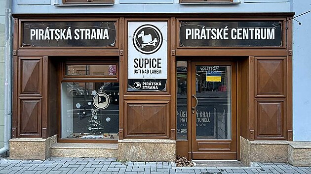 D�m v �st� nad Labem, kde je v p��zem� Pir�tsk� centrum a v horn�m pat�e kancel�� Ivana Barto�e. 