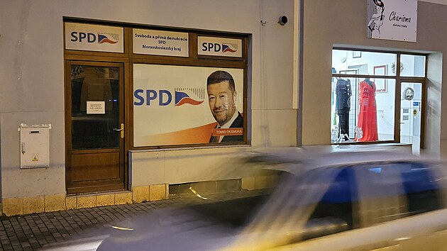 Tomio Okamura (SPD) m� poslaneckou kancel�� v Ostrav�. Kancel�� m� b�t otev�en� v�edn� pond�l� od 16 do 18 hodin, p�i troj� n�v�t�v� redaktora tam Okamura ani jednou nebyl. (7. 2. 2025)