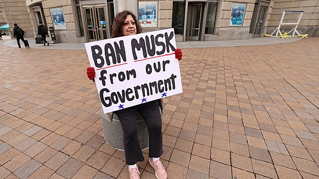 �ena protestuje ve Washingtonu proti Elonu Muskovi p�ed budovou Americk� agentury pro mezin�rodn� rozvoj (USAID). (3. �nora 2025)