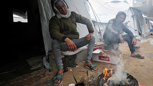 Vys�dlen� Palestinci sed� ve stanov�m t�bo�e za de�tiv�ho dne ve m�st� Gaza. (6. �nora 2025)