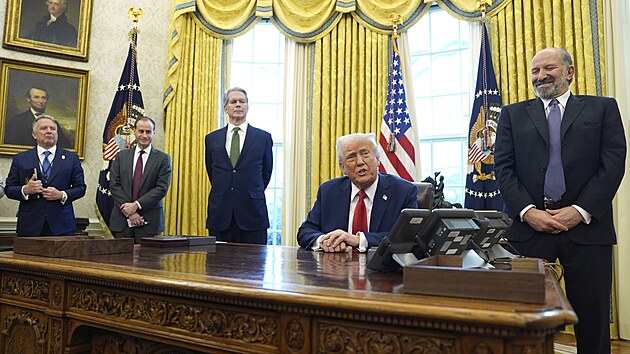 Prezident Donald Trump hovo�� s m�dii v Ov�ln� pracovn� B�l�ho domu. (3. �nora 2025)
