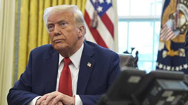 Prezident Donald Trump hovo�� s m�dii v Ov�ln� pracovn� B�l�ho domu. (3. �nora 2025)