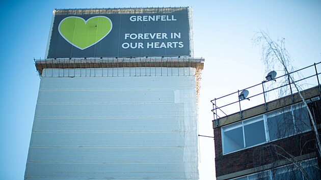 Grenfell Tower je kv�li bezpe�nosti zahalen� do b�l� plachty (6. �nora 2025)
