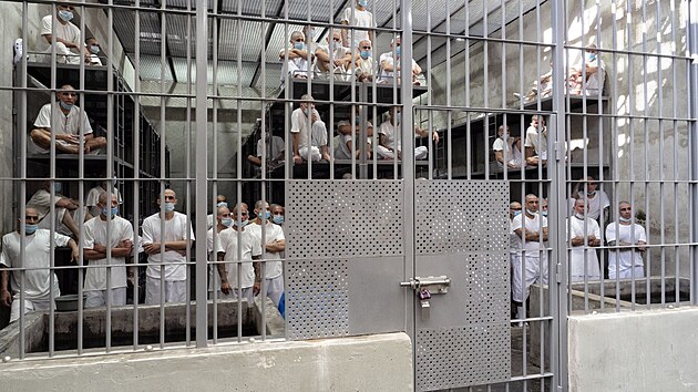 Dystopick� v�ze�sk� komplex se v Tecoluce, hodinu cesty od San Salvadoru, otev�el v lednu 2023. Byl zt�lesn�n�m prezidentova nesmlouvav�ho p��stupu ke kriminalit�, speci�ln� ke zlo�innosti gang�.