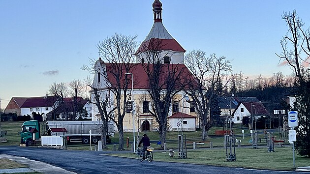 Stebno na Lounsku. Kostel m po boui v roce 2021 stle zaplachtovanou st stechy ve. (nor 2025)