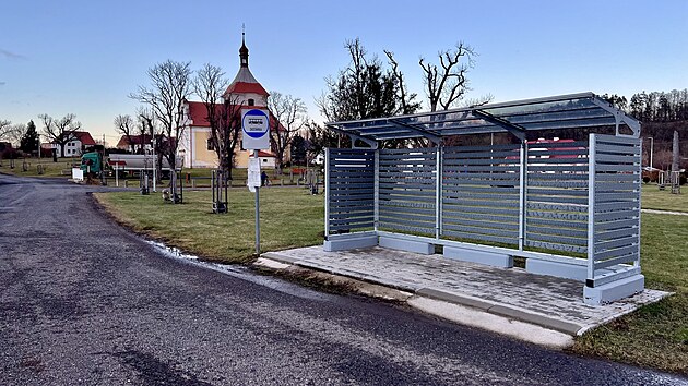 Stebno na Lounsku. Nov autobusov zastvka se mstnm nelb, protoe pipomn stn na kontejnery.(nor 2025)