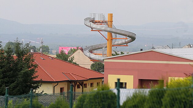 Tobogan je vidt nejen ze sousednch dom, ale z dalekho okol, dokonce i ze silnice I/13 spojujc Teplice s Blinou.