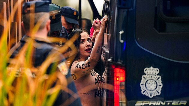 lenku Femen, kter naruila shromdn v hlediti a skandovala Faist neprojdou, zadrela ochranka, kdy panlsk krajn pravicov strana VOX podala shromdn s dalmi evropskmi krajn pravicovmi vdci ve panlskm Madridu. (8. nora 2025)