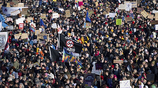 Mnoho lidí se ú�astní shromá�d�ní proti pravicovému extremismu na...