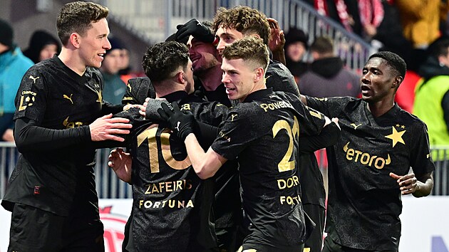 Fotbalist� Slavie se raduj� z prom�n�n� penalty Ivana Schranze v utk�n� proti...