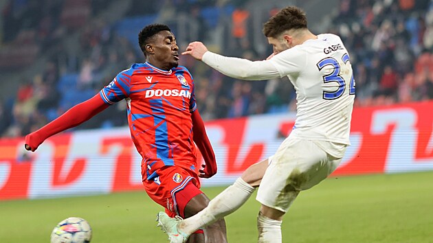 Plzeňský útočník Rafiu Durosinmi (vlevo) a Šimon Gabriel z Liberce