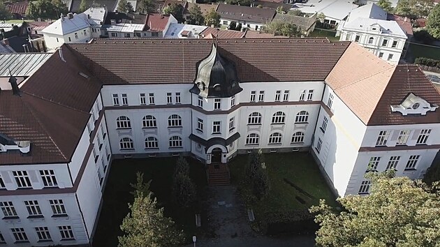 Druh� z�kladn� �kola v Hole�ov� m� dlouhou historii. Nyn� ji chce m�sto slou�it s prvn� z�kladn� �kolou, kter� s�dl� nedaleko.