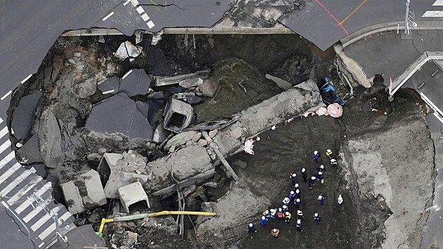 Propad v silnici ve mst Jaio nedaleko Tokia (1. nora 2025)