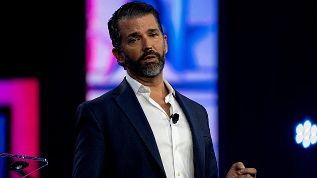 Donald Trump Jr. vystupuje na konferenci AmericaFest 2024 v Phoenixu