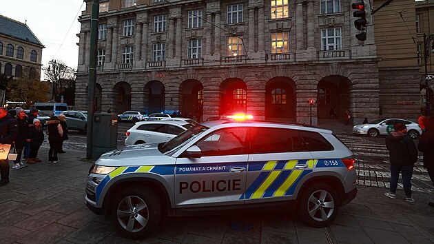 Policist v ptek odpoledne ptrali v centru Prahy po mui, kter piel do budovy Filosofick fakulty Univerzity Karlovy na nmst Jana Palacha, choval se nestandardn a mluvil o stelb. (29. listopadu 2024)