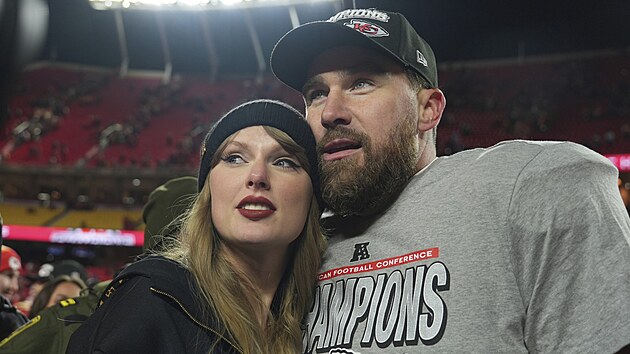 Travis Kelce z Kansas City Chiefs a jeho p�ítelkyn� zp�va�ka Taylor Swift