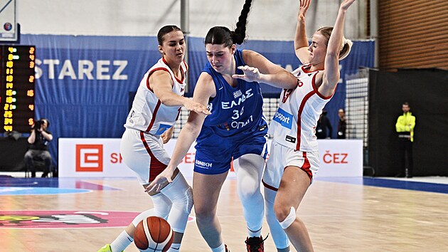 Eli�ka Hamzová (vlevo) a Petra Hole�ínská brání �ecký útok.