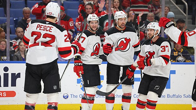 Hokejist� New Jersey se raduj� z g�lu proti Buffalu.