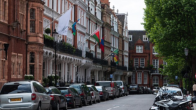 Luxusní londýnská �tvr� Kensington Court je krom� reziden�ního bydlení domovem...