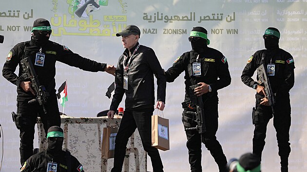 Palestinsk teroristick hnut Hams propout izraelskho rukojmho Keitha Siegela. (1. nora 2025)