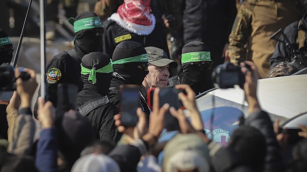 Palestinsk teroristick hnut Hams propout izraelskho rukojmho Keitha Siegela. (1. nora 2025)