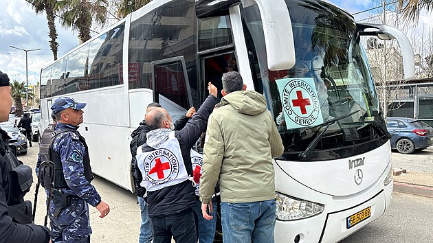 Autobus s palestinskmi vzni proputnmi za izraelsk rukojm. (1. nora 2025)