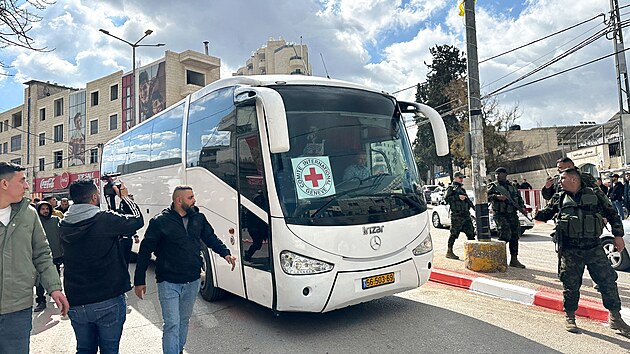 Autobus s palestinskmi vzni proputnmi za izraelsk rukojm. (1. nora 2025)