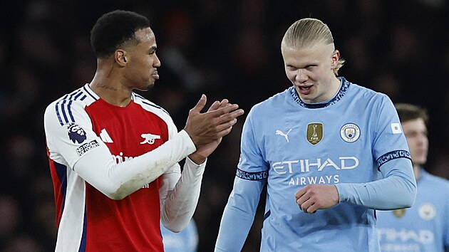 Gabriel Magalhaes, stoper Arsenalu, a Erling Haaland z Manchesteru City. Ve...