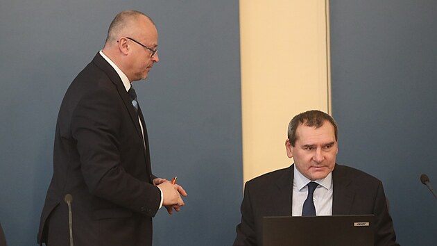 Starosta Bohumna na Karvinsku Petr Vcha (vlevo) po ticeti letech ve funkci odstoupil, nahradil ho dosavadn mstostarosta Lumr Macura (oba SOCDEM). (3. nora 2025)
