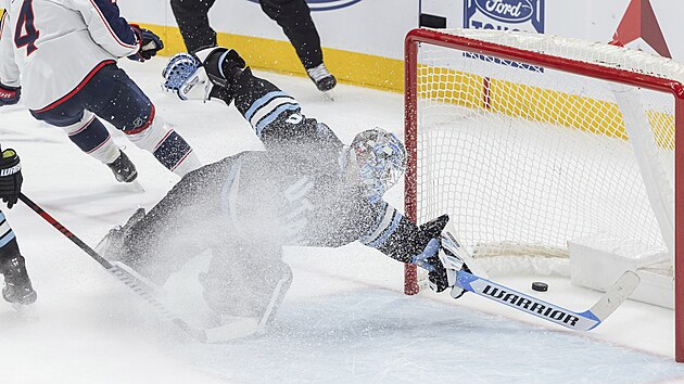 Brank�� Utahu Karel Vejmelka se marn� natahuje po g�lov� st�ele Colombusu v prodlou�en�.